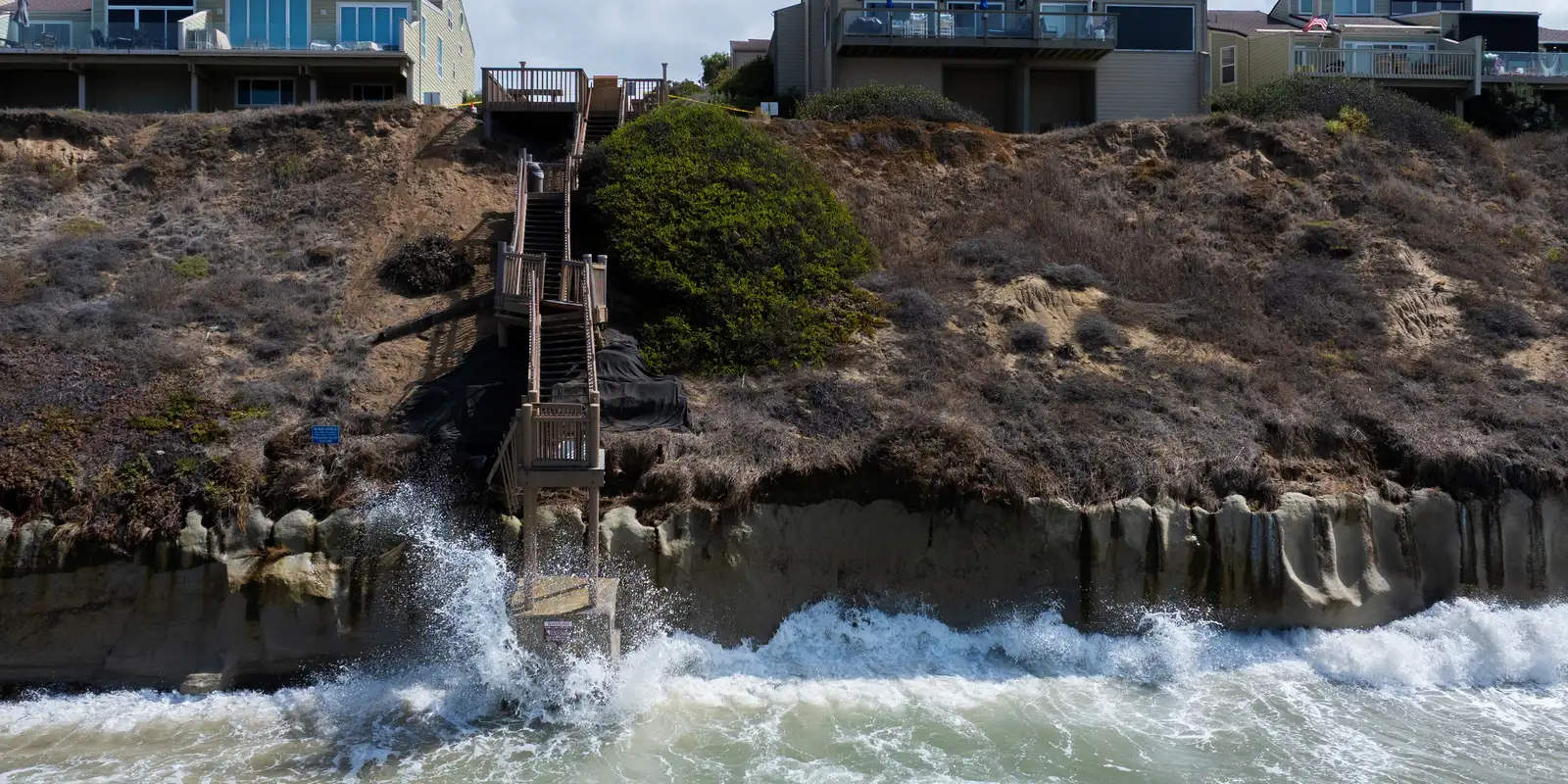 Elevação do nível do mar destrói casas e invade praias na Califórnia — Imagem: Agencia Brasil