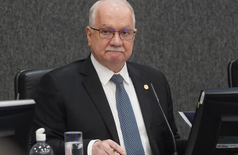 Fachin aguarda explicações de ministros para decidir sobre crise