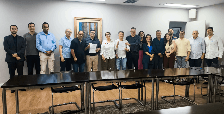 Prefeita assina contrato com a empresa responsável pela realização das obras de contenção do Morro do Cristo — Imagem: Prefeitura de Juiz de Fora
