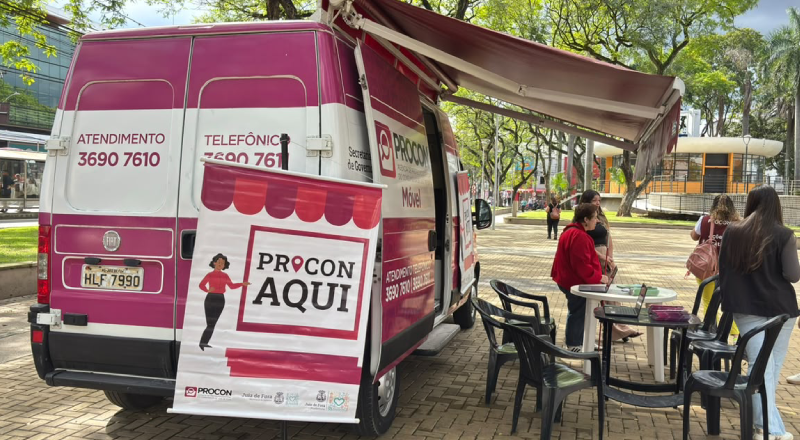 Procon Móvel na Praça Clodesmidt Riani marca o Dia D do Cliente