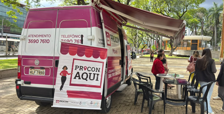Procon Móvel na Praça Clodesmidt Riani marca o Dia D do Cliente — Imagem: Prefeitura de Juiz de Fora