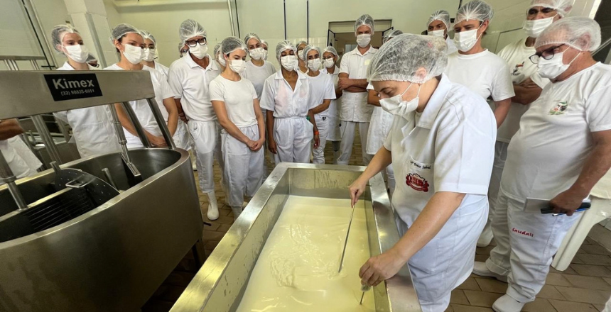 Segunda edição do Encontro de Produtores de Pecuária Leiteira reúne 21 produtores em curso de fabricação de queijos padrão e meia cura em Juiz de Fora — Imagem: Prefeitura de Juiz de Fora